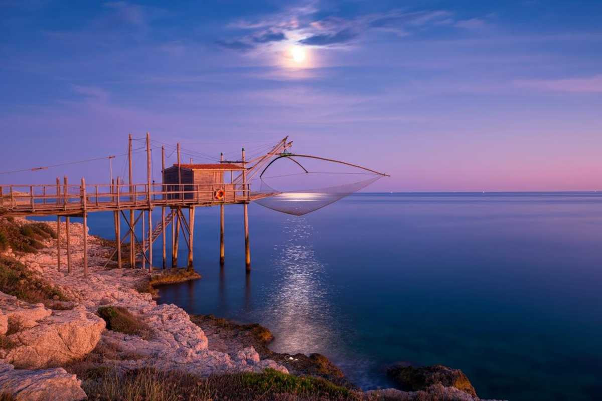 La Luna incanta la Costa dei Trabocchi: la foto del giorno della Nasa