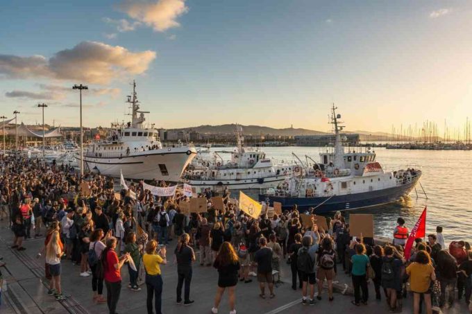 La Sumud Flotilla parte da Barcellona verso Gaza: un viaggio carico di speranze