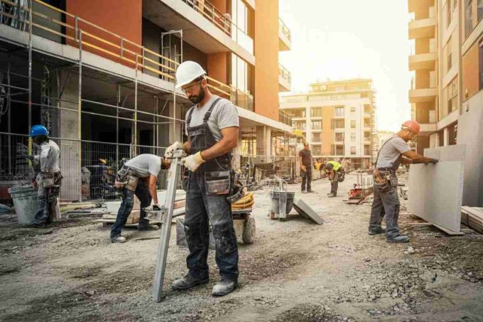 La crisi degli operai specializzati: il 40% dei colloqui va deserto e le professioni più richieste