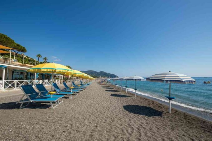 La crisi delle spiagge italiane: otto lidi su dieci diventano privati e costosi