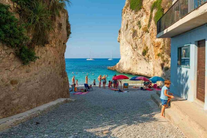 La striscia di sabbia pubblica: la battaglia per le spiagge libere a Vietri