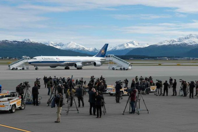 L'arrivo dell'aereo con il team del Cremlino e i giornalisti ad Anchorage: cosa aspettarsi?