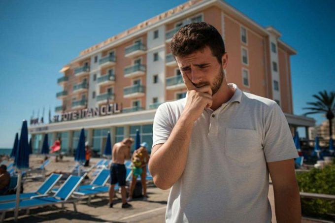 Luca Bizzarri risponde all'animatore di Rimini: «I giovani cercano soluzioni su TikTok»