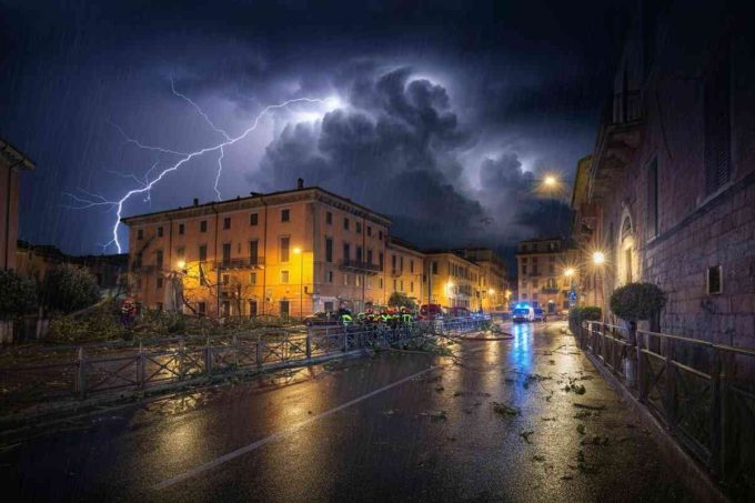 Maltempo devastante: fulmini, allagamenti e vento colpiscono l'Italia da Trentino a Lazio