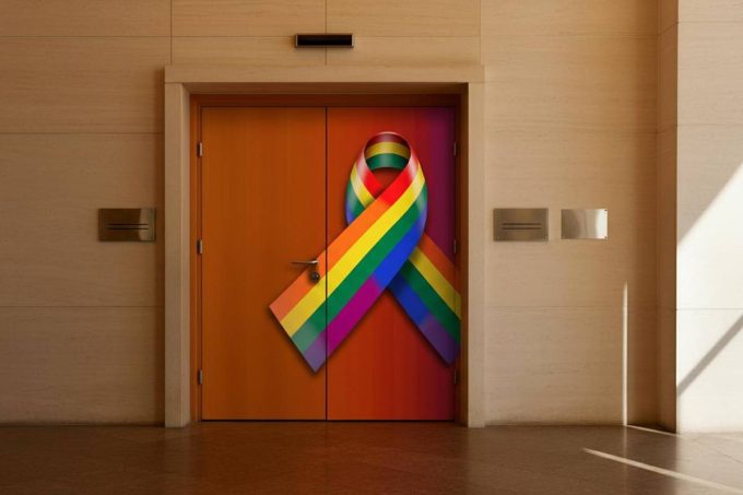 Margherita Colonnello celebra la gravidanza con un fiocco arcobaleno, Salvini si interroga: «È davvero necessario?»