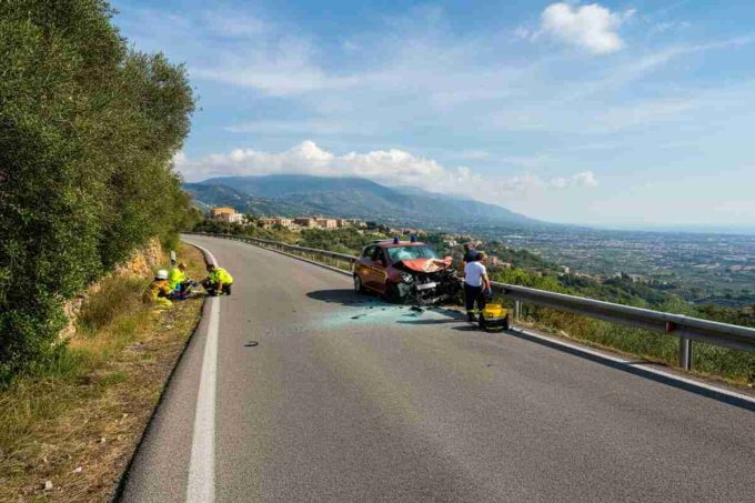 Marion Maréchal e Vincenzo Sofo coinvolti in un drammatico incidente in Calabria: «Abbiamo visto la morte in faccia»