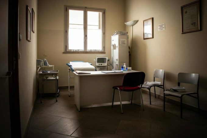 Medico aggredito nel suo studio: un caso inquietante nel Messinese con un tragico precedente