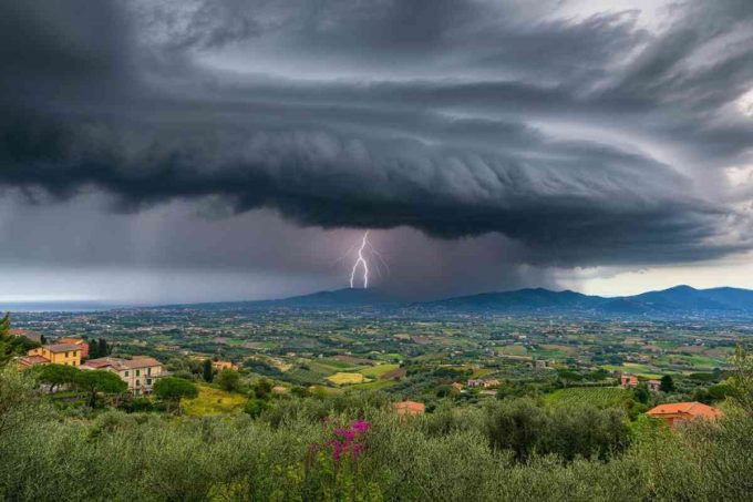 Meteo in evoluzione: allerta gialla per domenica in 8 regioni, scopri dove colpirà