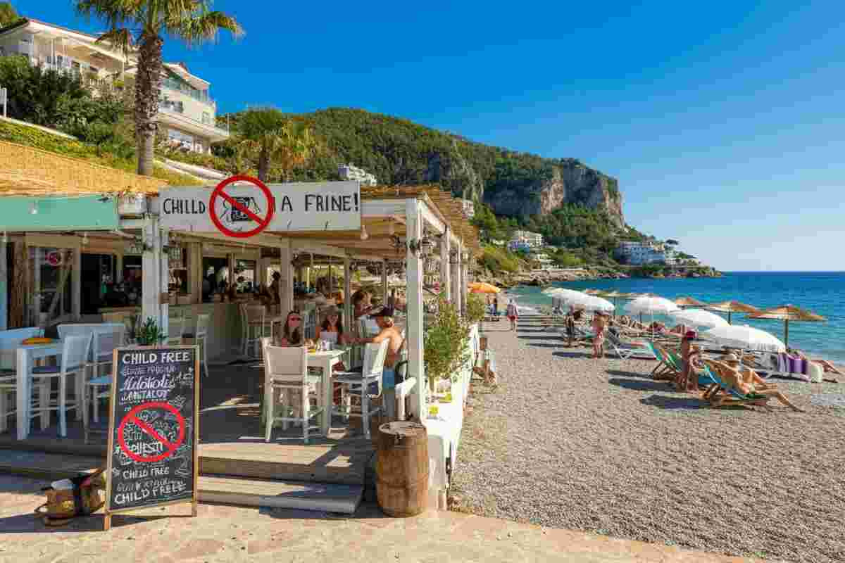 Milano Marittima e il dibattito sul bagno «no kids»: è giusto cenare senza bambini?