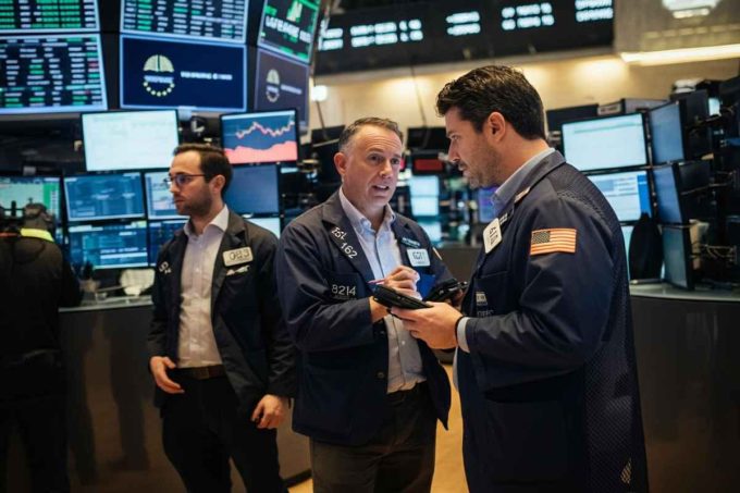 Milano brilla in Europa grazie alle banche, attesa per la Fed