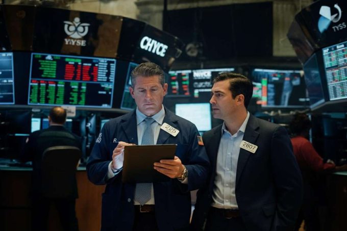 Milano chiude in rialzo: Stm e Stellantis protagoniste del mercato