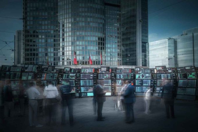 Milano in altalena: apertura positiva seguita da un calo trainato dalle banche