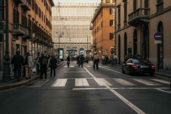 Milano in rosso: il calo dello 0,7% trascinato da Mps e Mediobanca
