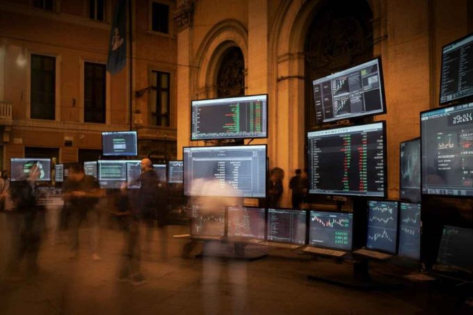 Milano in rosso: il crollo del 2,55% mette in crisi le banche