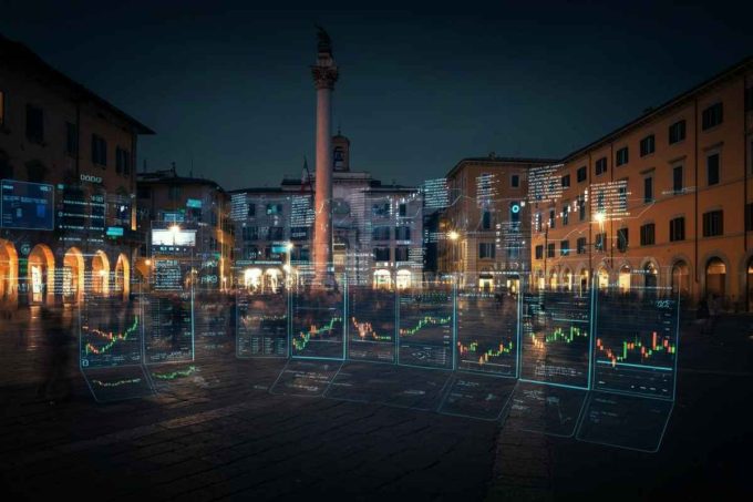 Milano si muove con cautela in un'Europa incerta, Tim resta debole