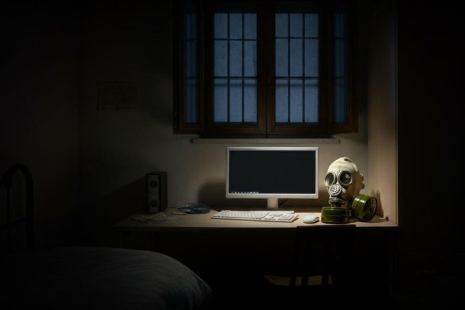 Mistero a Teramo: uomo trovato morto con una maschera antigas davanti al computer, si sospetta una challenge social