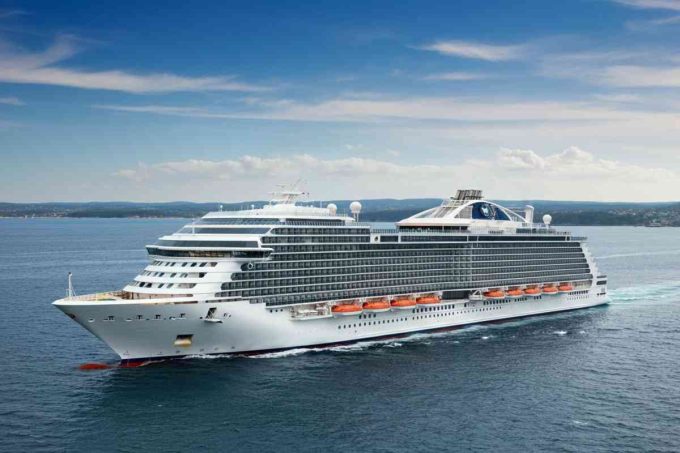 Nave da crociera salvata: riparte dopo l'avaria vicino a Ponza