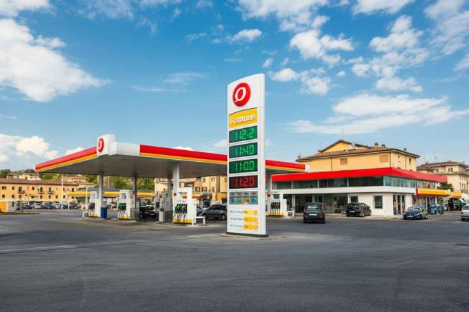 Prezzi in discesa: il verde al self scende a 1,719 euro al litro, il gasolio segue la tendenza
