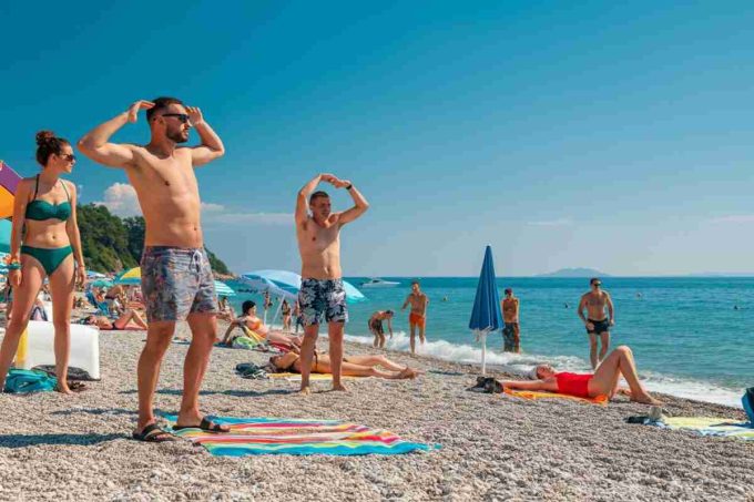 Pugni e ciabatte: il bagnino risponde al maranza ad Alassio