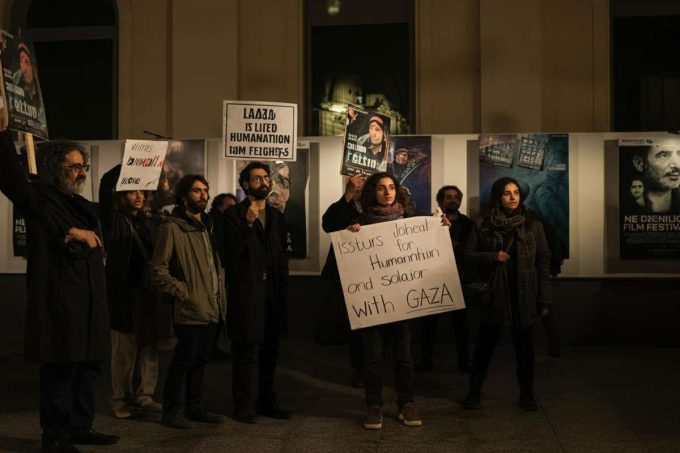 Rosi sostiene la protesta per Gaza: un appello alla perseveranza