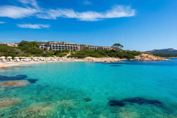 Scoperto un residence abusivo in Costa Smeralda: turisti intrappolati in stanze senza luce e aria fresca