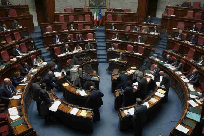 Tajani frena Giorgetti: nessun 'pizzicotto' alle banche in vista