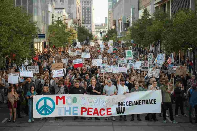 Tel Aviv in piazza: migliaia chiedono la pace e la fine della guerra a Gaza