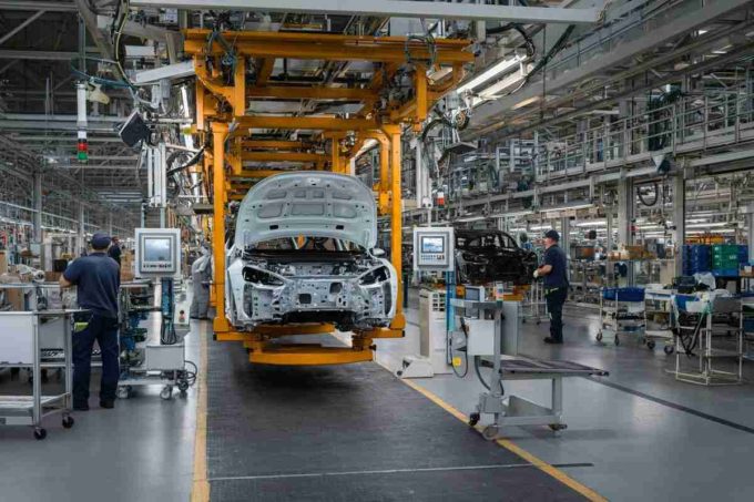 Toyota supera i 12mila miliardi di yen in ricavi, ma l'utile crolla del 36%