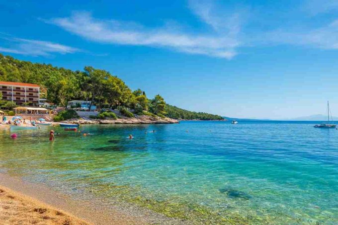 Tragedia a Isola Capo Rizzuto: 22enne accoltellato in spiaggia durante una rissa