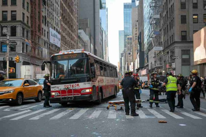 Tragedia a New York: il drammatico incidente del bus turisti e le cinque vittime adulte