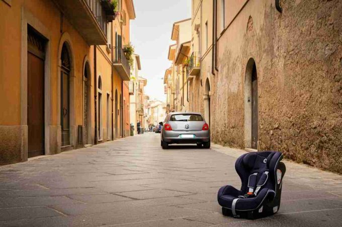 Tragedia a Viterbo: bimbo cade dall'auto e la polizia scopre seggiolini mancanti