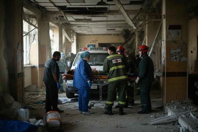 Tragedia all'ospedale Nasser: 14 vittime, tra cui 3 giornalisti, in un raid dell'IDF