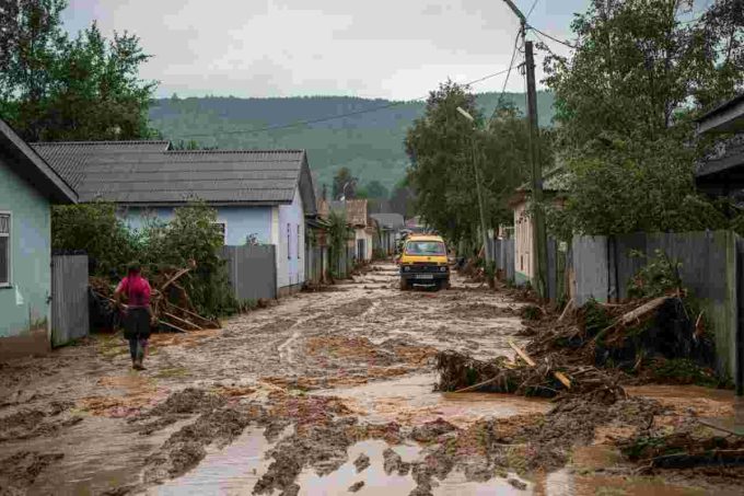 Tragedia in Pakistan: alluvioni causano oltre 350 vittime e 150 dispersi