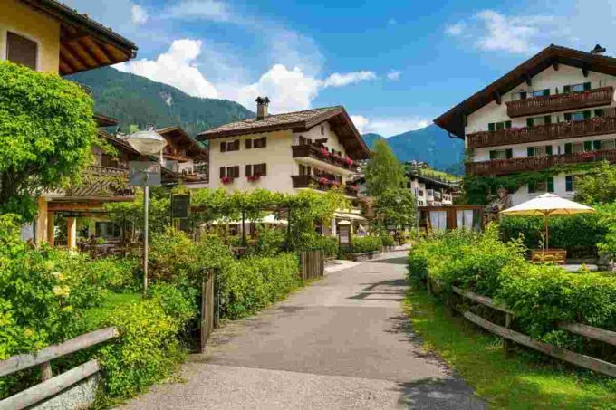 Tragedia in casa: professoressa schiacciata da un armadio, indagini in corso per omicidio colposo