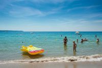 Tragedia in mare a Fermo: un padre assiste alla morte del figlio di 15 anni mentre si rovescia con il materassino