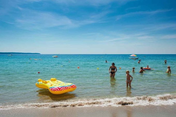 Tragedia in mare a Fermo: un padre assiste alla morte del figlio di 15 anni mentre si rovescia con il materassino