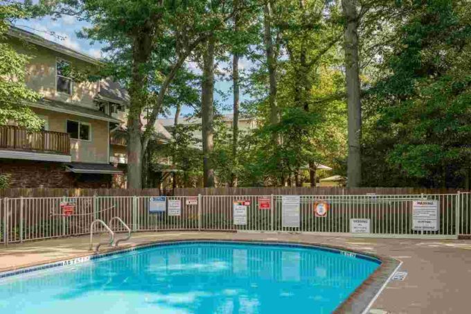 Tragedia in piscina: un bambino di 3 anni perde la vita in un incidente drammatico