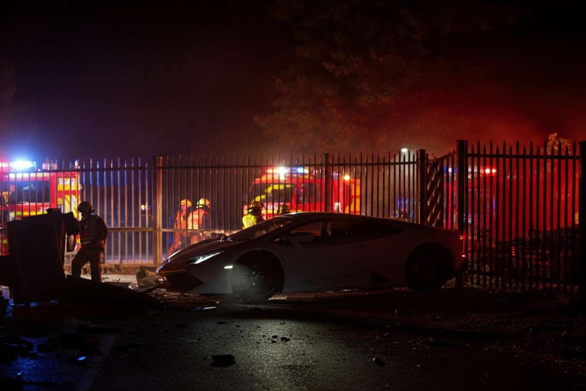 Tragedia in strada: un ragazzo perde la vita dopo un incidente con una Porsche rubata