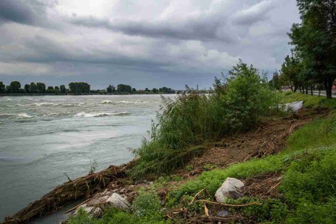 Tragedia sul Po: una coppia di anziani perde la vita dopo che l'auto finisce nel fiume