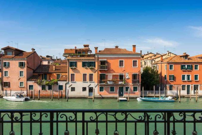 Un bambino di un anno e mezzo sopravvive a una caduta di 15 metri dal balcone al quinto piano