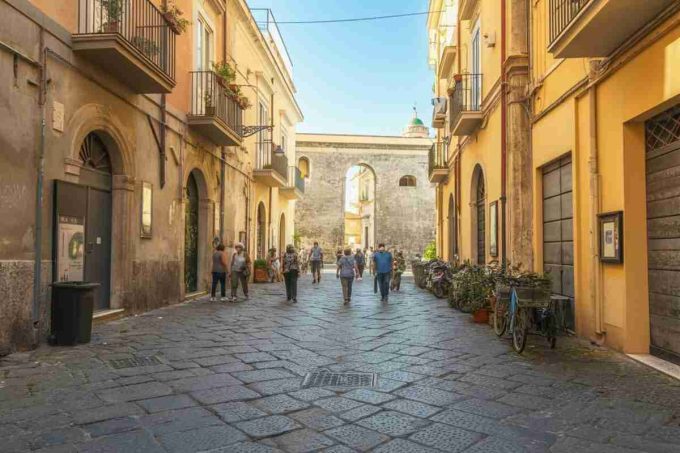 Un giovane italiano si lamenta degli stranieri in TV e poi rapina un anziano: un colpo che finisce male a Salerno