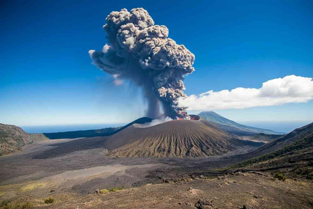 Un vulcano in Kamchatka si risveglia dopo 450 anni: l'eruzione sorprendente