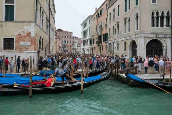 Venezia, la rivoluzione della gondola low cost: turisti in fila e residenti in protesta
