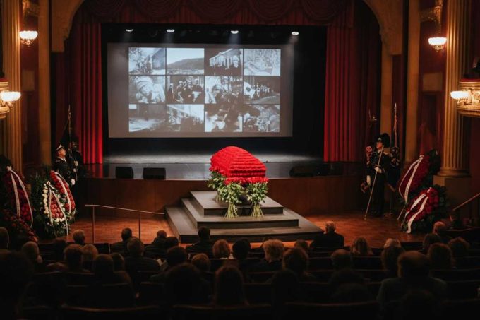 Venier e Ricciarelli rendono omaggio a Baudo alla camera ardente