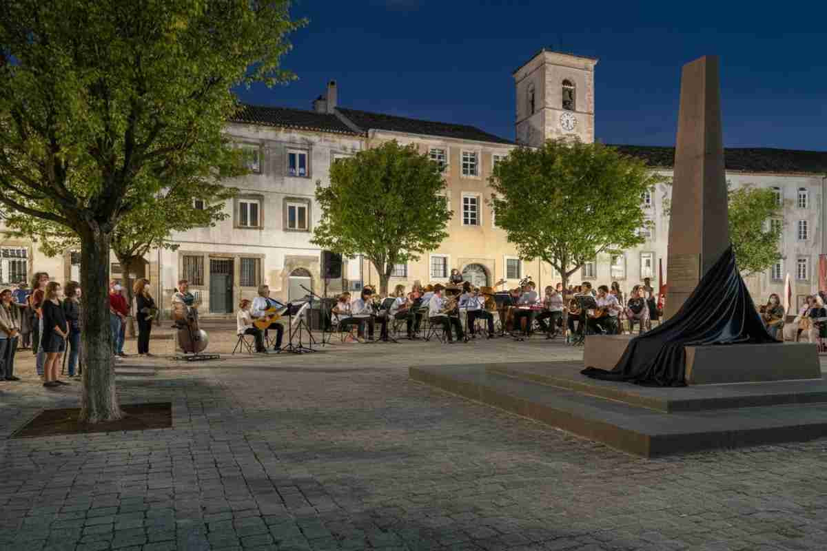 Viggiano omaggia Ennio Morricone con un monumento di bronzo straordinario