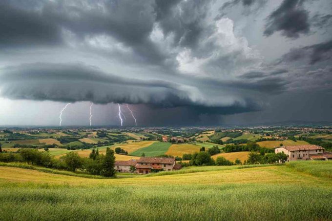 Weekend di agosto: grandine e temporali sorprendono il Centro-Nord