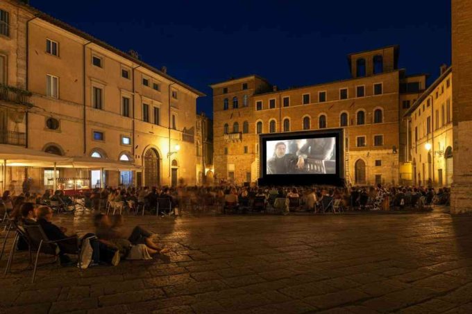 Wes Anderson conquista Bologna: un bagno di folla per il regista texano