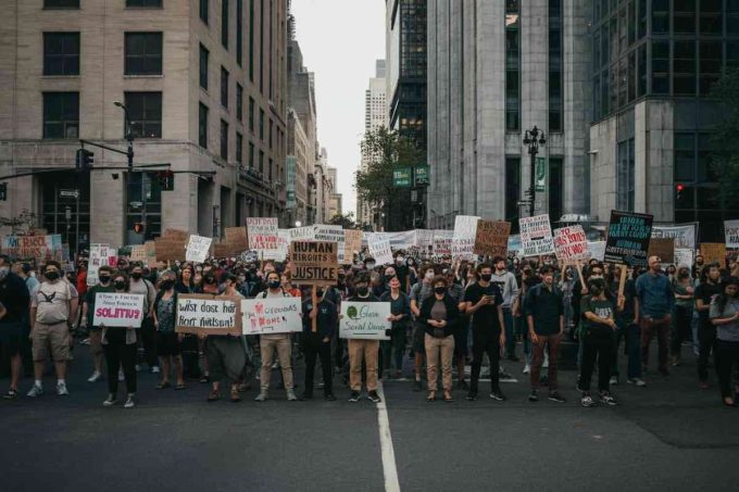 Arresti a Londra durante la manifestazione di Palestina Action