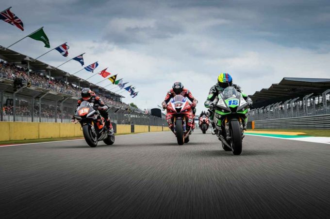 Bezzecchi trionfa nella gara sprint di Misano con l'Aprilia