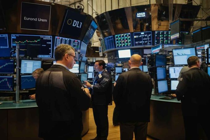 Borsa europea in bilico: Milano scivola mentre Wall Street fa tremare i mercati